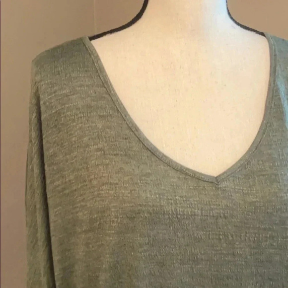 🌹Super cute plus size top🌹
BIN #5 - Picture 2 of 7